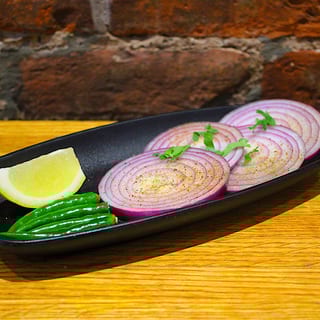 Indian Green Peppers, Lime Wedges & Onion Rings 8 Oz